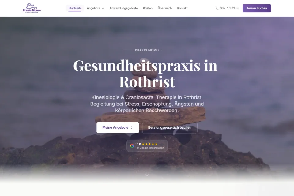 Website von Praxis Momo mit Therapieangeboten und Kontaktmöglichkeiten